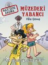 Müzedeki Yabancı & Bay Çok Saçma