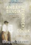 Ahşap Sandık Üzerindeki Çocuk 
