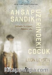 Ahşap Sandık Üzerindeki Çocuk 