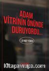 Adam Vitrinin Önünde Duruyordu
