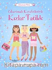 Çıkartmalı Kıyafetleriyle Kızlar Tatilde